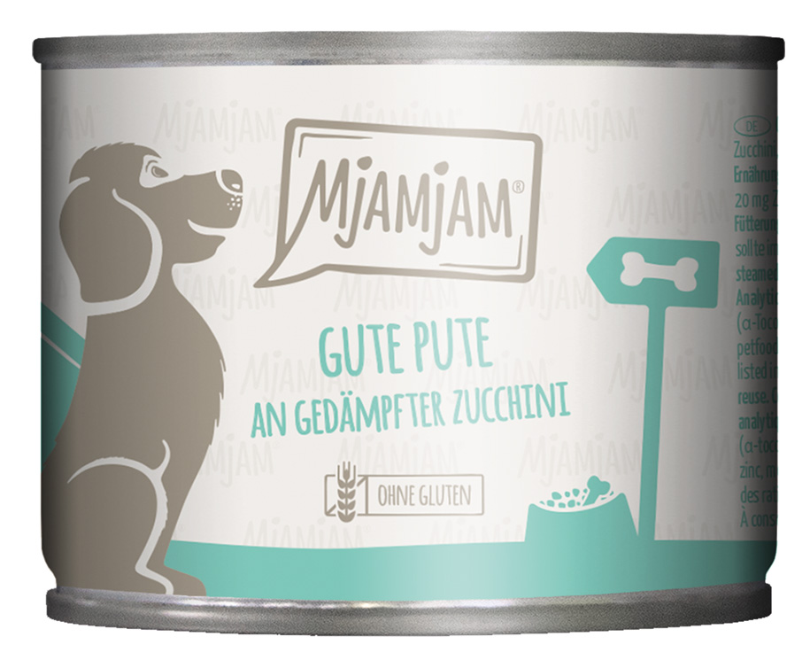 gute Pute an gekochtem Reis mit gedämpfter Zucchini