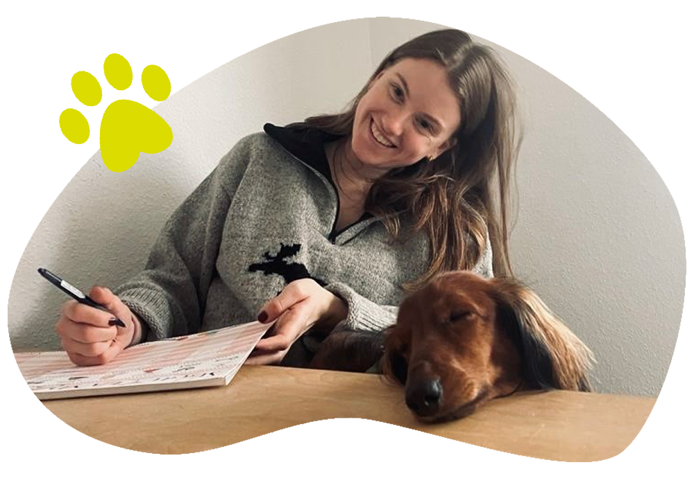 junge-Frau-Schriebtisch-Dackel-Kopf-auf-Tisch-schlafend